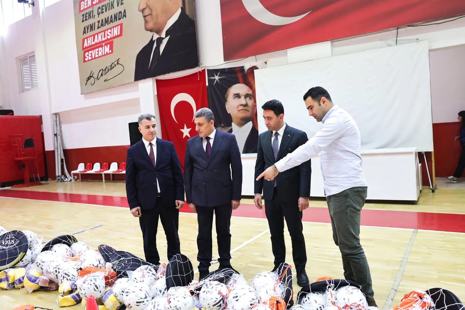 BayraklÄ±âda 51 Okula 1,5 Milyon Tlâlik Spor DesteÄi (4) kopya-1793099924167.webp